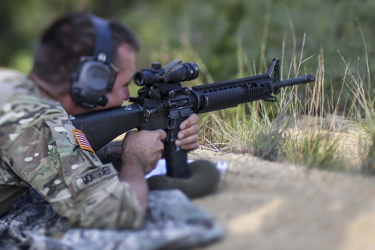 Low-profile earmuffs compatible with rifle stock cheek weld