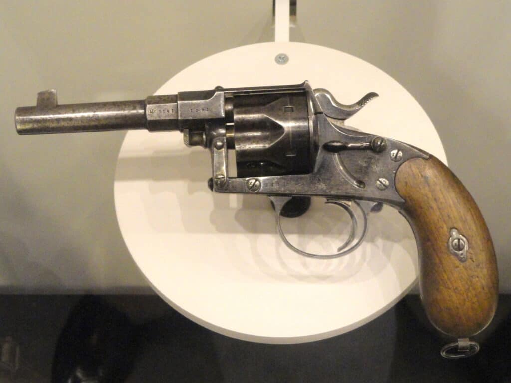 M1883 Reichsrevolver showing the shorter barrel and curved grip compared to the M1879