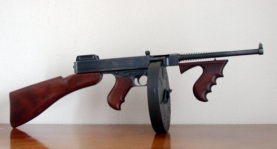 Thompson Model 1921 submachine gun with drum magazine